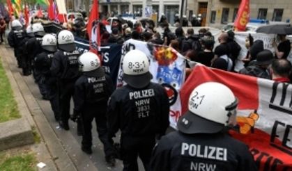 Almanya'da gazetecilere polis saldırısı: İki gazeteci yaralı