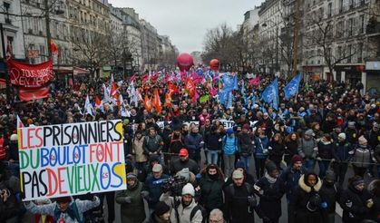 Emeklilik yaşının 64'e çıkarılması protesto edildi