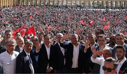 Alman basını manşetlere taşıdı: Ankara’da on binler Özgür Özel’e destek verdi