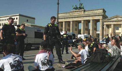 Alman silah üreticisi Rheinmetall'in Berlin'deki ofisi önünde protesto