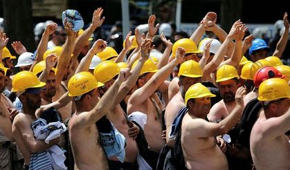Doruk Madencilik işçilerinin eyleminde gözaltı: Holding önünde zincirli protesto