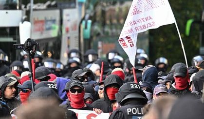 Almanya'da aşırı sağcı AfD Kurultayı on binler tarafından protesto edildi