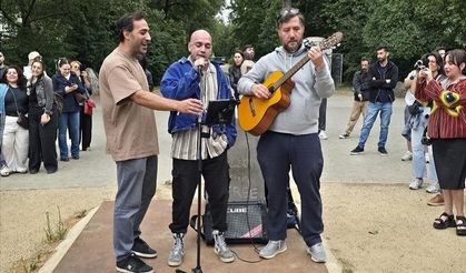 Berlin'de Deniz Göktaş'a destek eylemi: Ezhel'den Cem Karaca'lı mesaj