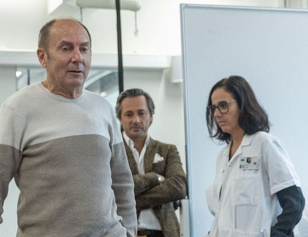 İsviçre’de Parkinson hastasını yürüten tedavi