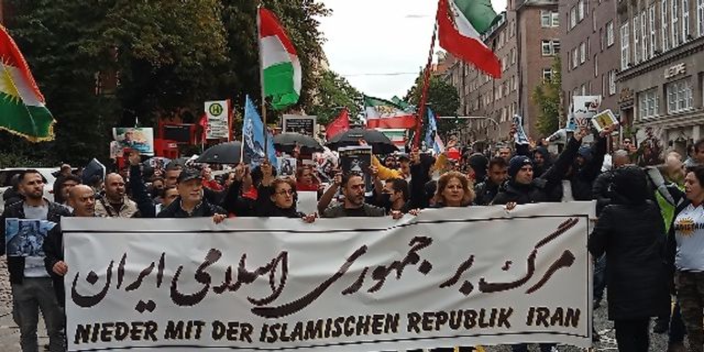 İranlı Mahsa Amini'nin gözaltında ölümü protesto edildi