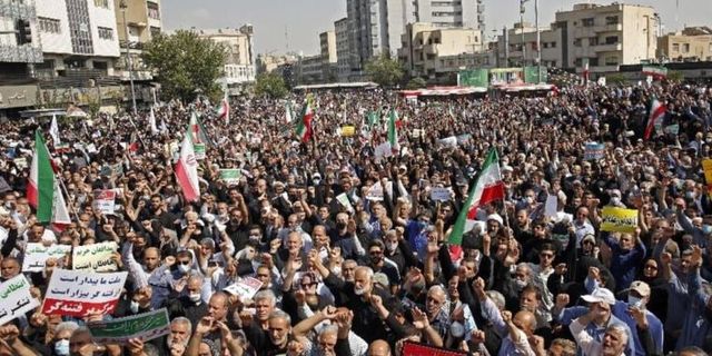 İran'da göstericiler 'Demokrasi ve eşitlik' istedi