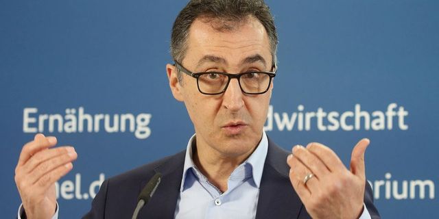 Cem Özdemir: Cips ve çikolata reklamı yasaklansın