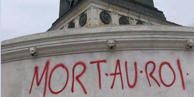 Fransa'daki protestolarda "Krala ölüm" sloganı