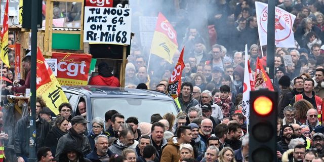Paris: Macron'un tercih ettiği restoran ateşe verildi