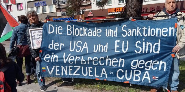 Paskalya yürüyüşünde Küba'yla dayanışma pankartı