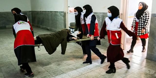 İran'da kız öğrenciler kimyasal gazla zehirlendi