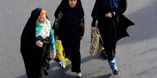 Tahran: Başörtüsü takmayan kadınlara metro yasağı