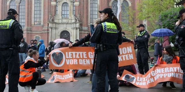 Almanya: İklim aktivistlerine 7 eyalette polis baskını