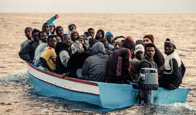 Akdeniz'de göçmen teknesi battı: 17 kişi hayatını kaybetti