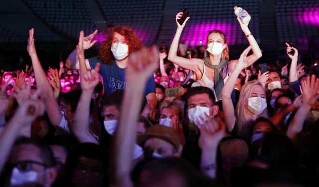 Paris: 4 bin kişilik konserde 3 kişinin testi pozitif çıktı