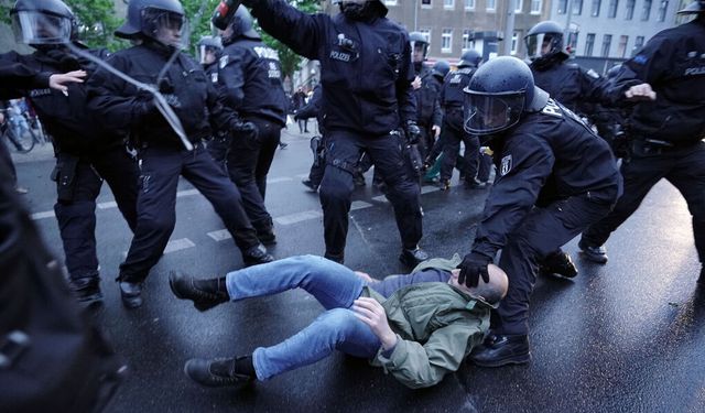 Berlin'de gazeteciye polis şiddeti: Acı parası reddedildi