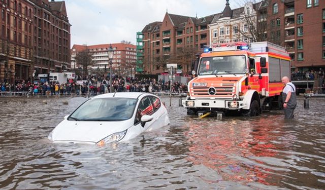 Hamburg’da etkili olan “Nadia” fırtınası: 1 ölü, 2 yaralı