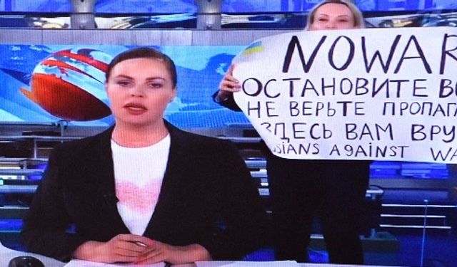 Rus gazeteci televizyonda 'savaşa hayır' pankartı açtı