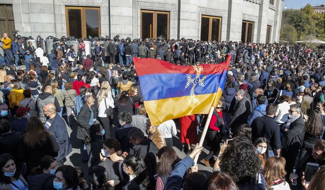 Ermenistan’da protestoculardan Bakanlık binasına baskın