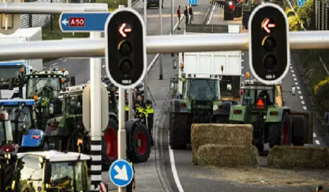 Hollanda'da çiftçilerin protesto eylemleri hükümeti sarsttı