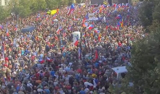 Prag'da AB ve NATO karşıtı protestoya 70 bin kişi katıldı