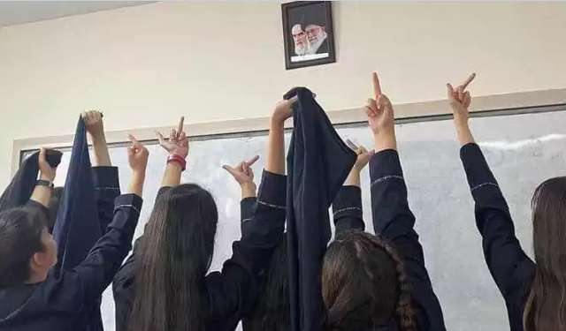 İran'da öğrencilerden “Diktatöre ölüm” sloganları - Video