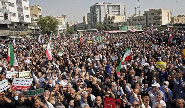 İran'da göstericiler 'Demokrasi ve eşitlik' istedi