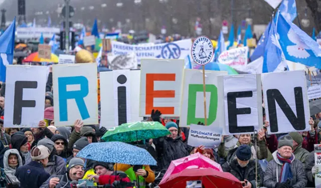 Berlin'de on binlerden 'savaşa karşı barış' gösterisi