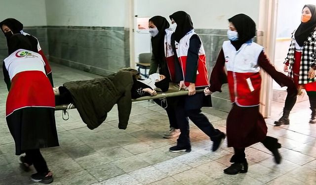İran'da kız öğrenciler kimyasal gazla zehirlendi