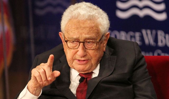 Rus komedyenler, eski ABD'li Bakan Kissinger'ı işletti