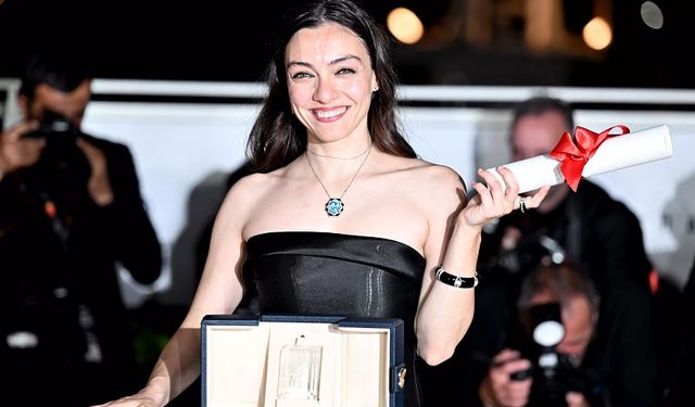 Dizdar Cannes'da aldığı ödülü anlattı: "Çok mutluyum"