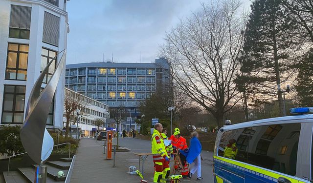 Aachen: Silahlı bir kadın hastanedekileri rehin aldı