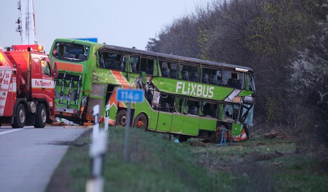 Leipzig’de yolcu otobüsü devrildi: 5 ölü 20 yaralı