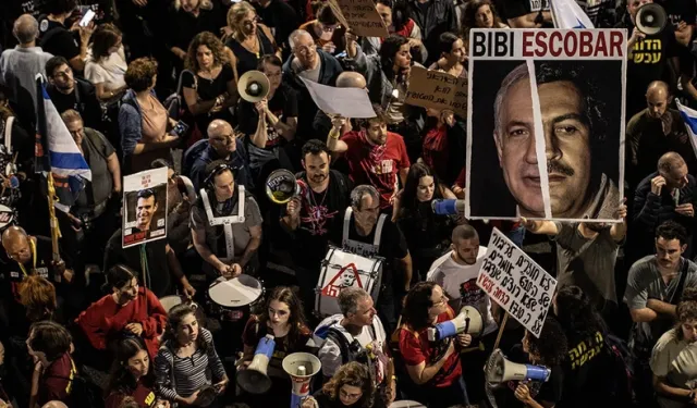 İsrail'de on binlerce kişi hükümetin istifasını istedi