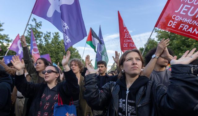 Paris'te binlerce kişi aşırı sağın yükselişini protesto etti