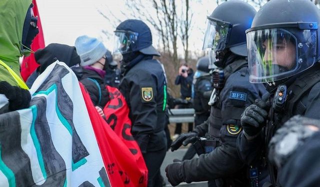 AfD'ye karşı protestoda Sol Parti milletvekiline polis şiddeti