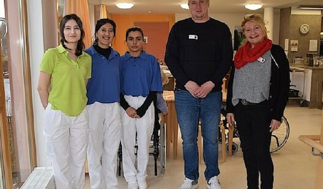 Türkiye'den gelen hemşireler Almanya'da „Hemşire yardımcısı“ yapıldı