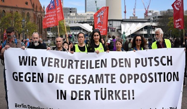 Berlin Demokrasi Platformu: Türkiye'deki muhalefete yapılan darbeyi kınıyoruz!
