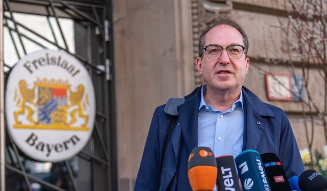 Almanya'da çifte strateji: Dobrindt sınırları kapatmak istiyor
