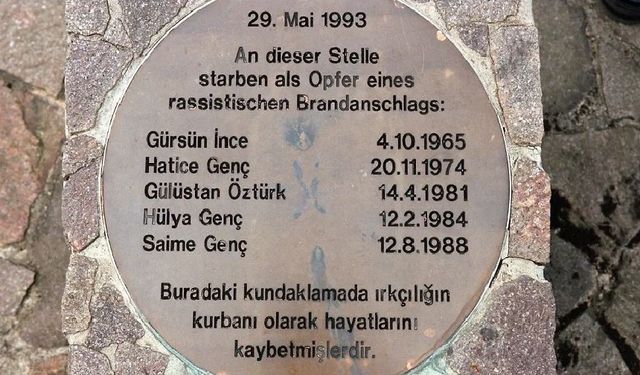 Solingen ırkçı katliamının 32. yılında hayatını kaybedenler unutulmadı
