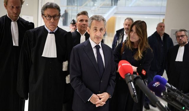 Eski Fransa Cumhurbaşkanı Sarkozy’ye “suç örgütü kurmaktan” beş yıl hapis