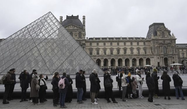 Paris'teki Louvre Müzesi’nde soygun: Paha biçilmez mücevherler çalındı