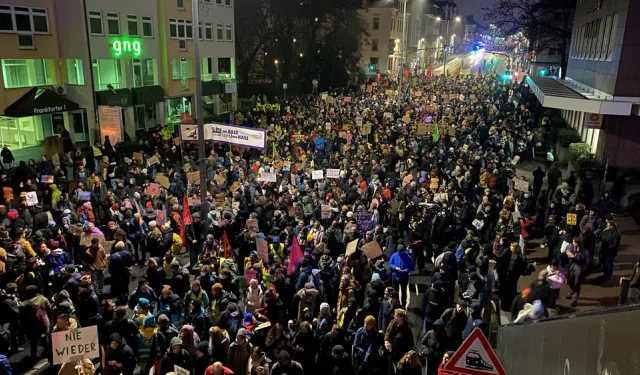 Almanya'da aşırı sağcı AfD'yi protesto için on binler sokağa çıktı