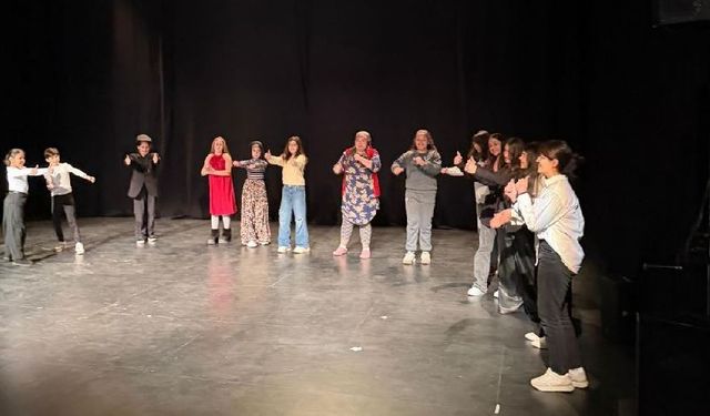 “Eyvah Zayıflıyorum!” Brüksel’de tiyatroseverleri kahkahaya boğdu