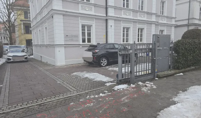 Almanya'da Türkiye Konsolosluğuna boyalı saldırı