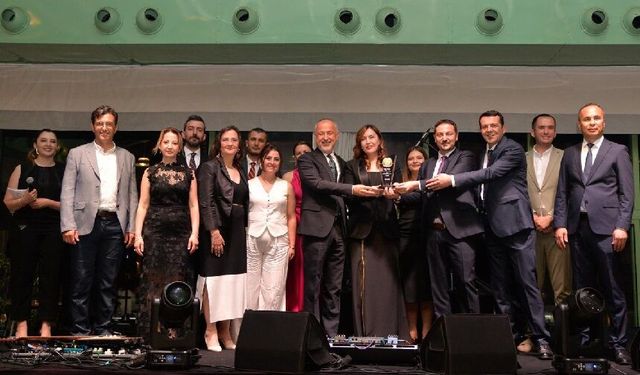 Av. U. Efsun Türkmen Erol’a meslekte 25. yıl plaketi