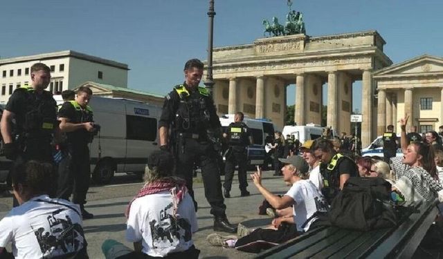 Alman silah üreticisi Rheinmetall'in Berlin'deki ofisi önünde protesto