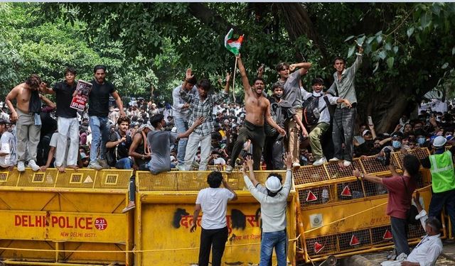 Hindistan'da sınav skandalı: Gençlerin protestosu Eğitim Bakanı'nı istifa ettirdi