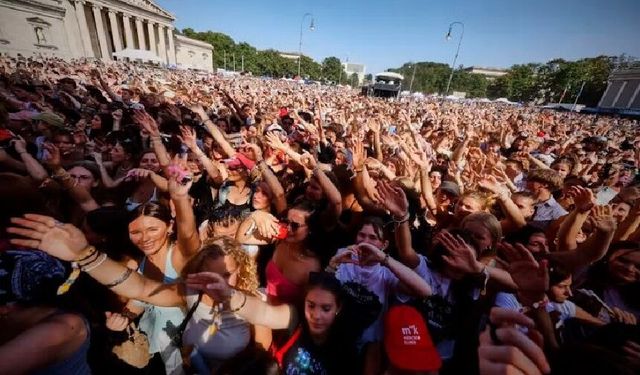 Münih'te "Oben Ohne" Festivali'ne 24 bin genç akın etti