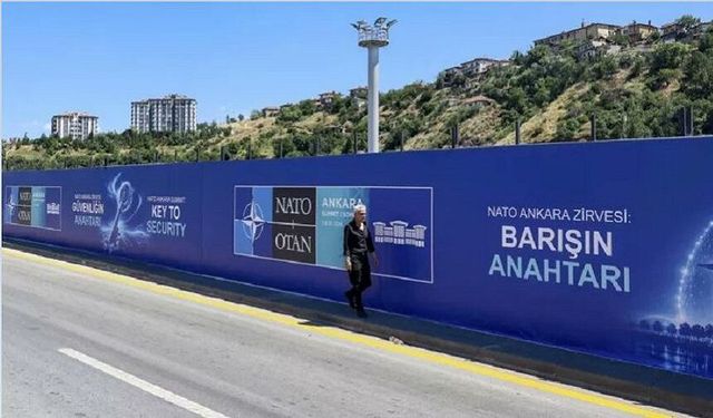 Alman basını: NATO Zirvesi öncesi Ankara'da yoksul mahalleler reklam panolarıyla kapatıldı